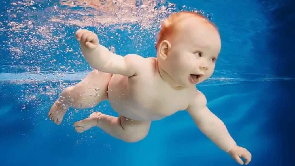 trẻ sơ sinh học bơi sớm