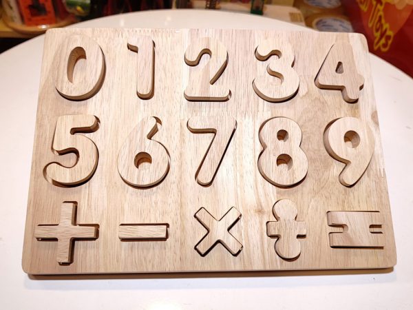 Bảng chữ số bằng gỗ
