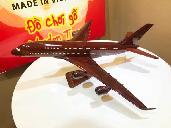 Máy bay chở khách bằng gỗ